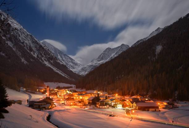 冬マウンテンヴィレッジ夜 - ötztal alps ストックフォトと画像