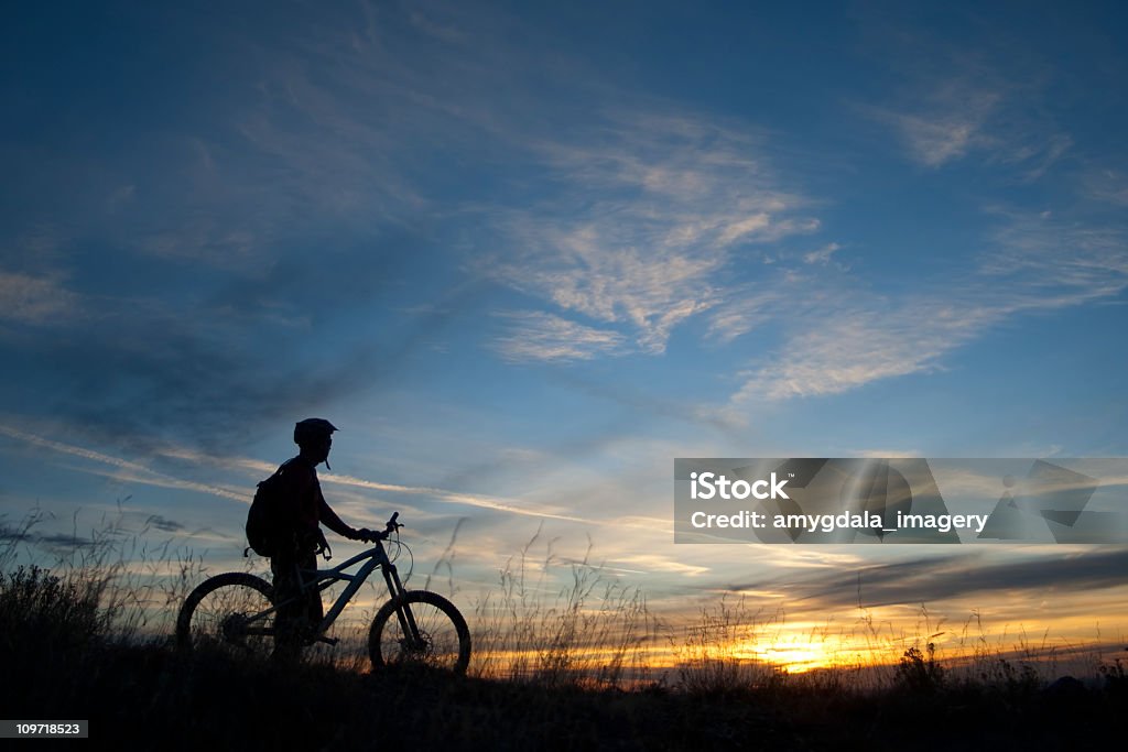 silhouette-Mountainbiker Sonnenuntergang Himmel, Landschaft - Lizenzfrei Abenteuer Stock-Foto