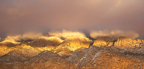 산 해질녘까지 풍경 - copy space alpenglow winter mountain range 뉴스 사진 이미지