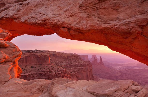 nascer do sol no deserto - canyonlands national park utah mesa arch natural arch - fotografias e filmes do acervo
