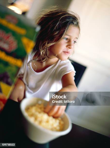 Photo libre de droit de Petite Fille Assise Dans La Cuisine Et Salle À Manger Du Bol De Céréales banque d'images et plus d'images libres de droit de Aliment