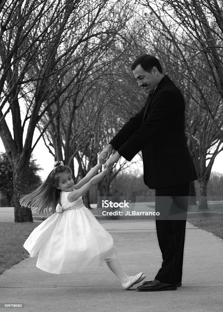 Flor Chica bailando con padre, blanco y negro - Foto de stock de Bailar libre de derechos