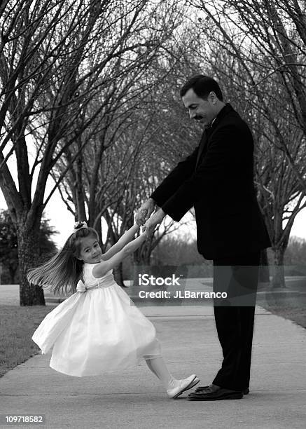 Flor Chica Bailando Con Padre Blanco Y Negro Foto de stock y más banco de imágenes de Bailar - Bailar, Padre, Hija