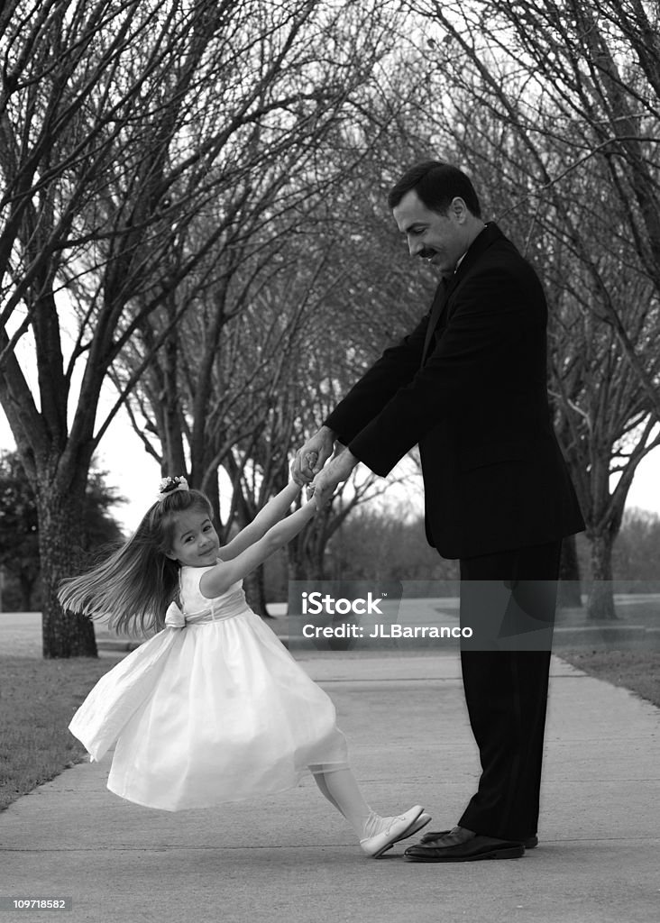 Kwiat Dziewczyna Taniec z ojcem, (czarny i biały - Zbiór zdjęć royalty-free (Ojciec)