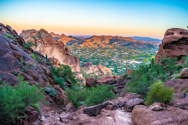 アリゾナ州フェニックスのキャメル バック山のカラフルな日の出 - mountain states ストックフォトと画像