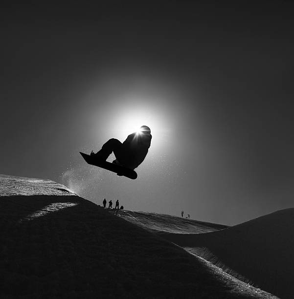 silhueta de snowboard - illuminated vertical shadow focus on shadow imagens e fotografias de stock