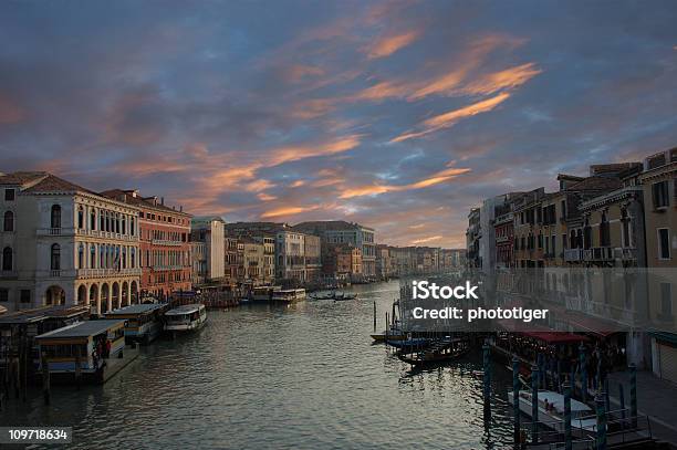 Canale Grande Con Una Magnífica Puesta De Sol Foto de stock y más banco de imágenes de Aire libre - Aire libre, Cielo, Color - Tipo de imagen