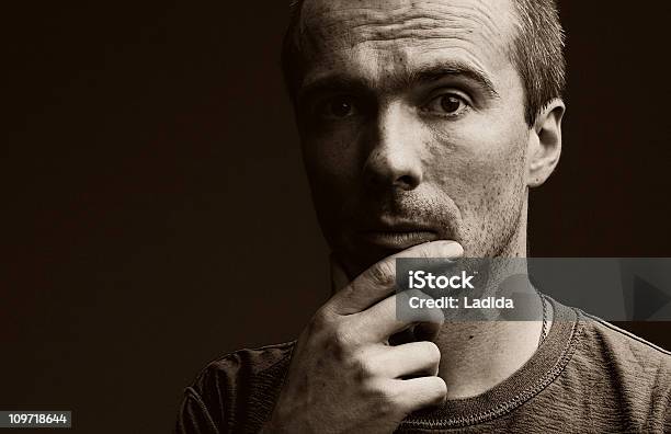 Skeptical Foto de stock y más banco de imágenes de Color - Tipo de imagen - Color - Tipo de imagen, Sospecha, 30-34 años