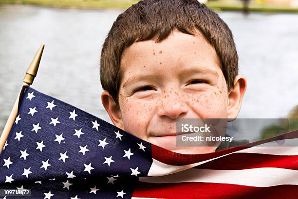 Kleine Junge Die Amerikanische Flagge Stockfoto und mehr Bilder von 4-5 Jahre - 4-5 Jahre, 4. Juli, Altertümlich