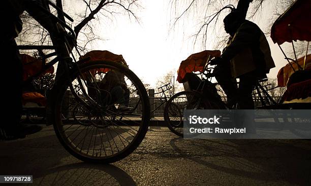 Foto de Silhueta De Motorista De Riquixá e mais fotos de stock de Adulto - Adulto, Arcaico, Bicicleta