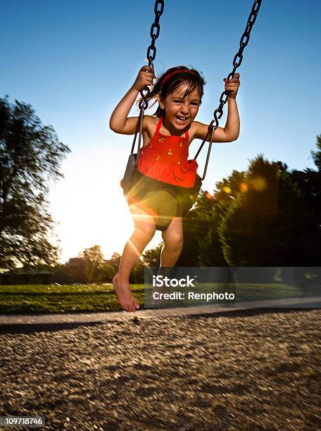 Süßes Kleines Mädchen Lachen Und Schwingen Auf Spielplatz Stockfoto und mehr Bilder von Bewegung