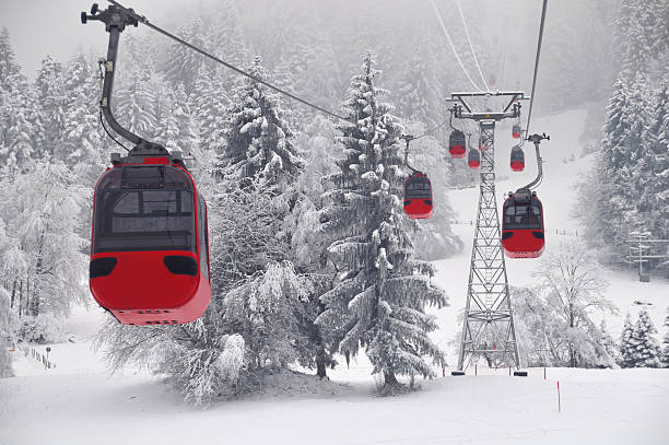 cable rojo de coches - swiss winter fotografías e imágenes de stock