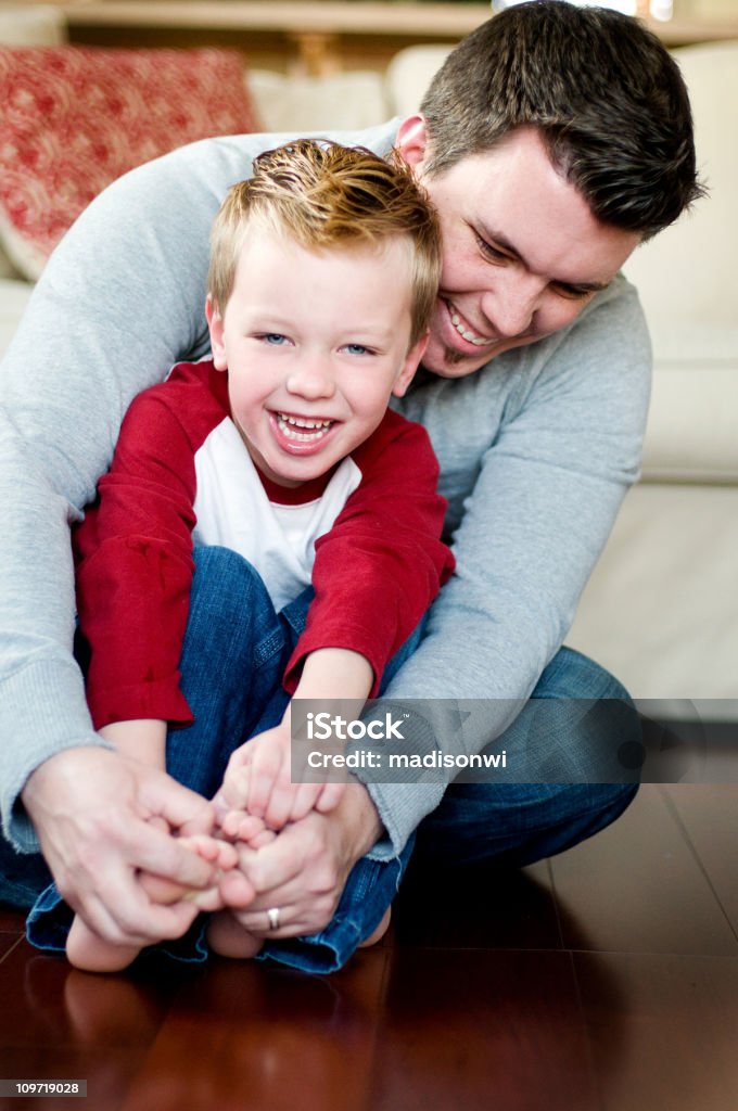 Petit garçon avec Père - Photo de Adulte libre de droits