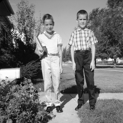 Dos niños listo para la escuela 1959, Retro photo