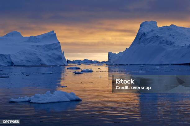 Artic Meianoite - Fotografias de stock e mais imagens de Oceano Ártico - Oceano Ártico, Pólo Norte, Sol da Meia-noite