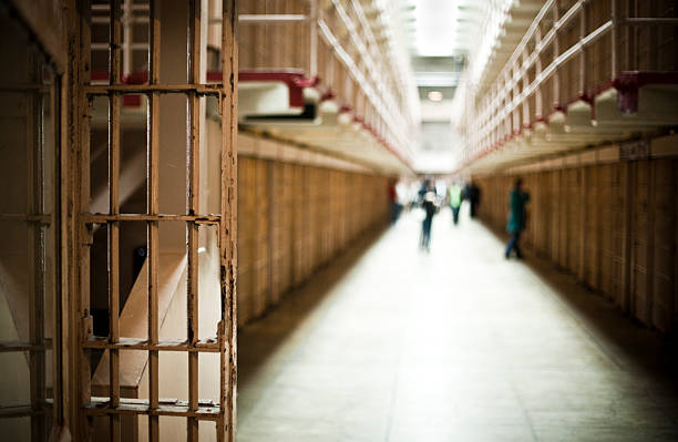 couloir avec cellules de prison - prison photos et images de collection