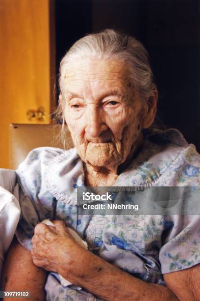 Старая Женщина — стоковые фотографии и другие картинки Хрупкость - Хрупкость, Пожилые женщины, Слабоумие