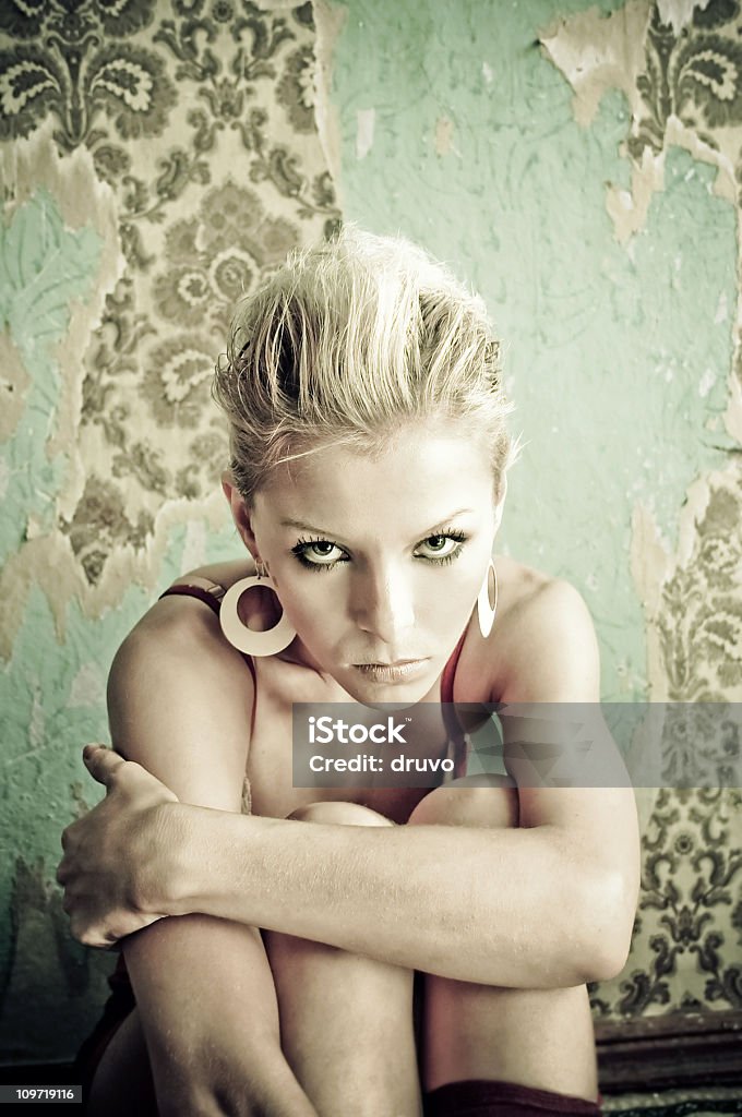 Retrato de Jovem mulher sentada na sala de sujo - Royalty-free Sujo Foto de stock