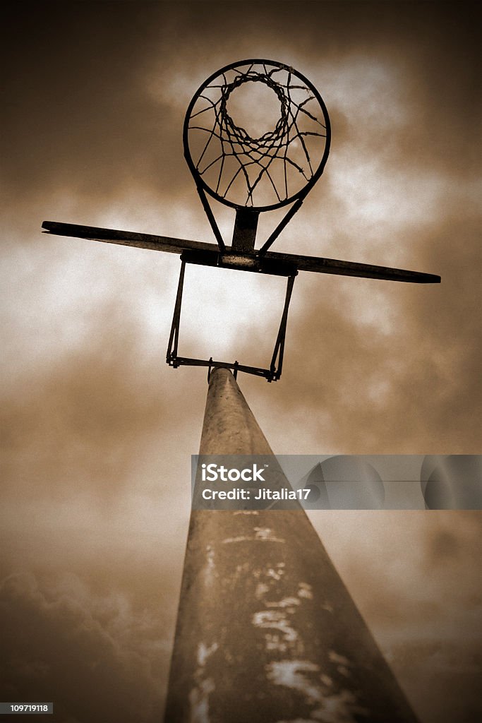 Canestro da basket all'aperto-basso angolo - Foto stock royalty-free di Basket
