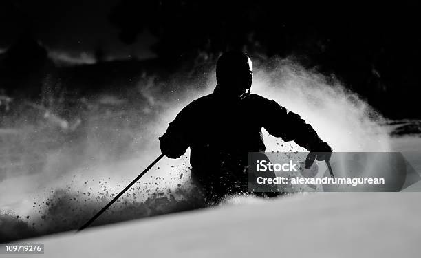 Silhouette Eines Mannes Skifahren Und Carving Im Schnee Stockfoto und mehr Bilder von Aggression