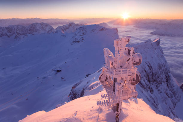 monte zugspitze - zugspitze mountain mountain germany sky fotografías e imágenes de stock