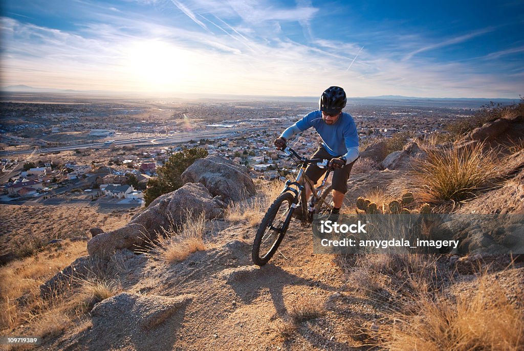 mountain bike, tramonto paesaggio - Foto stock royalty-free di Abbigliamento casual