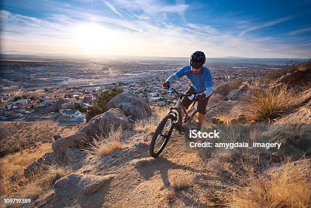 Mountain Bike Tramonto Paesaggio - Fotografie stock e altre immagini di Abbigliamento casual - Abbigliamento casual, Abbigliamento sportivo, Adulto