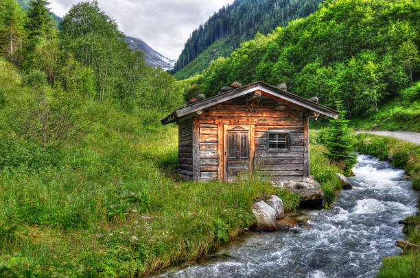 hdr von scheune in alpine river landschaft (österreich) - almwiesen stock-fotos und bilder
