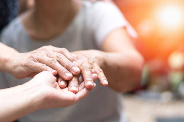 geriatryczny lekarz lub geriatryczny koncepcji. lekarz ręka lekarza na szczęśliwy starszych starszych pacjenta do komfortu w sali egzaminacyjnej szpitala lub hospicjum domu opieki lub dobrego samopoczucia powiatu. - community outreach aging process human age retirement zdjęcia i obrazy z banku zdjęć