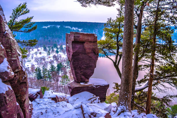 красивый зимний поход на озере дьявола в висконсине - devils lake стоковые фото и изображения