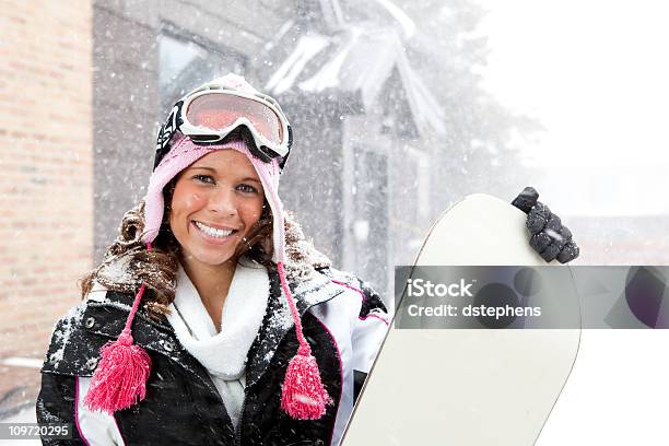 Junge Frau Lächelnd Und Halten Snowboard In Blizard Stockfoto und mehr Bilder von Attraktive Frau