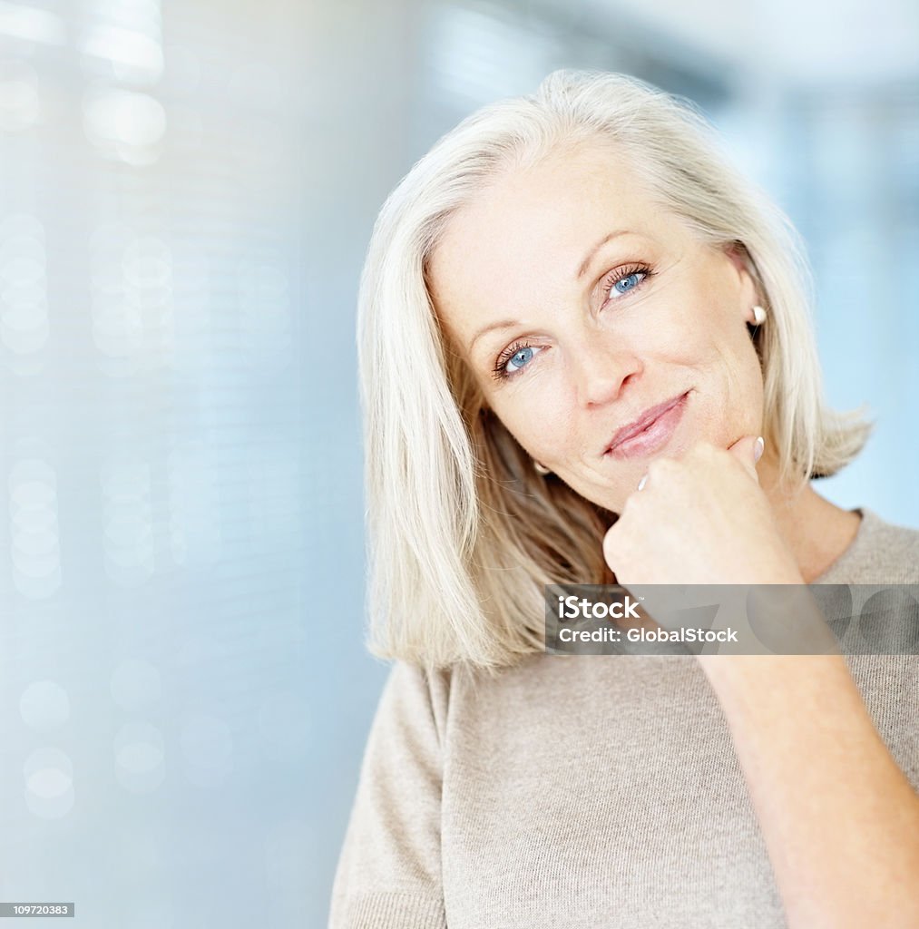 Retrato de uma bela Mulher Madura com Mão no Queixo - Royalty-free Mulheres Maduras Foto de stock