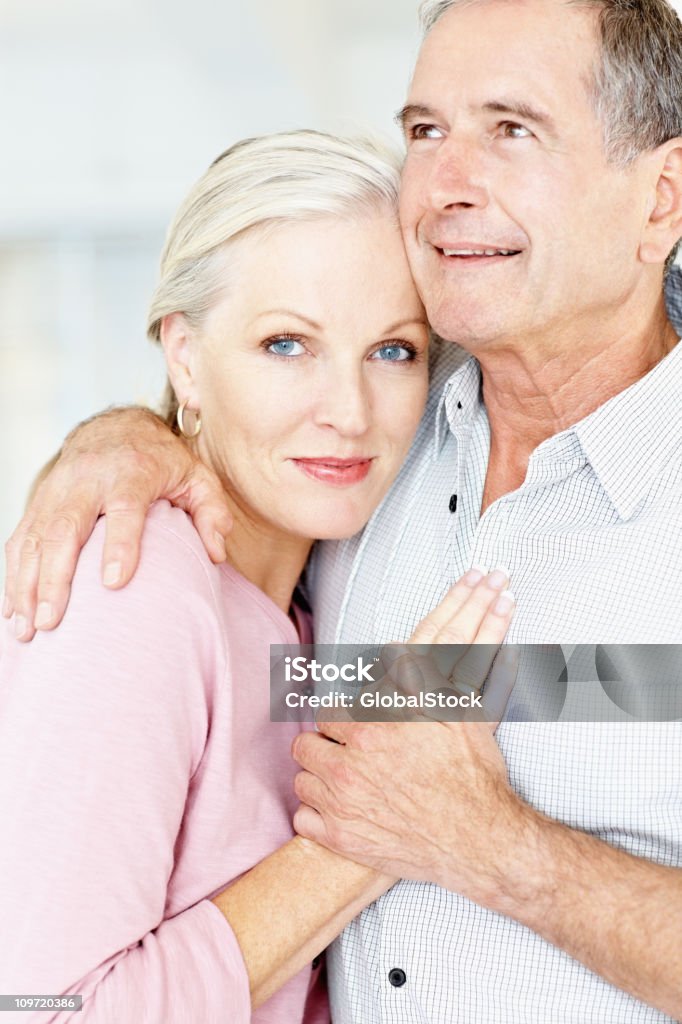 Uśmiech Serdeczny, mężczyzna i kobieta, obejmując sobą - Zbiór zdjęć royalty-free (55-59 lat)