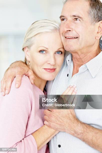 Uśmiech Serdeczny Mężczyzna I Kobieta Obejmując Sobą - zdjęcia stockowe i więcej obrazów 55-59 lat