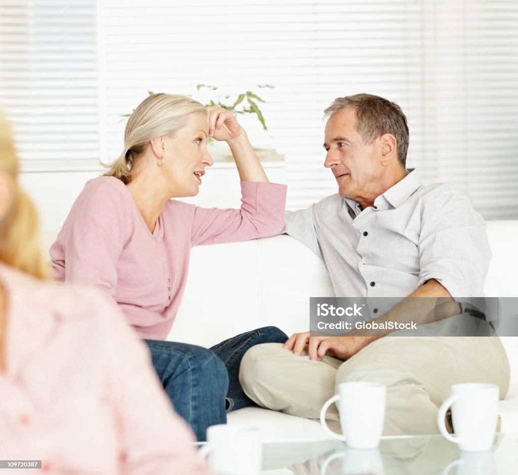 Casal tendo uma conversa casual, enquanto em casa - Royalty-free 55-59 anos Foto de stock