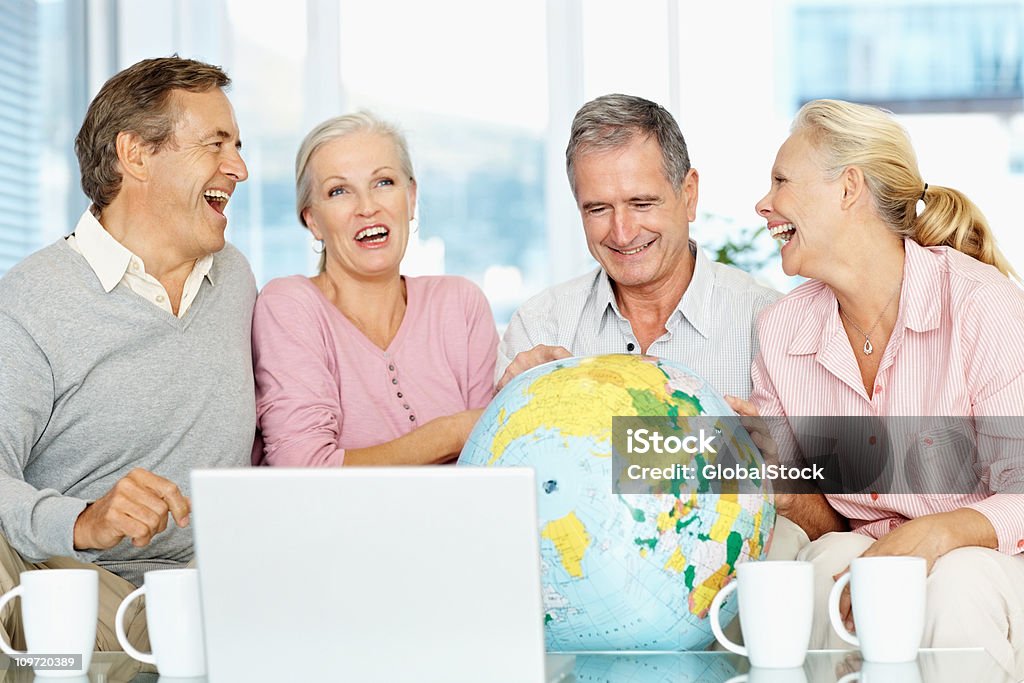 Felici amici anziani seduti insieme e avendo una chat - Foto stock royalty-free di 55-59 anni