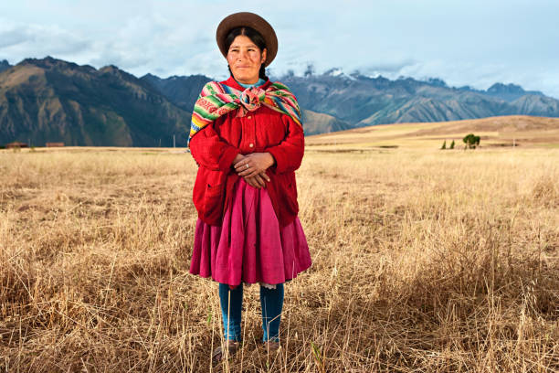 mujer usando ropa nacional peruano el sagrado valley - trajes tipicos del peru fotografías e imágenes de stock
