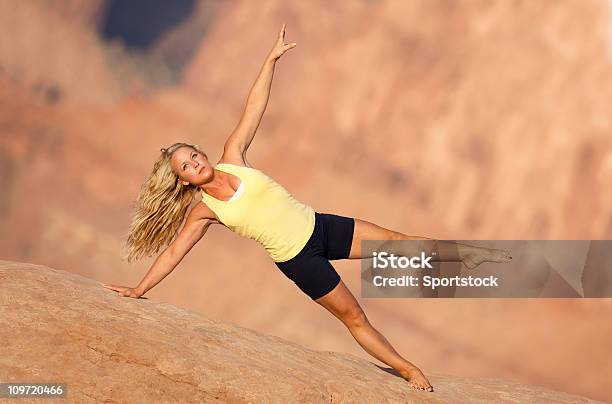 Mulher Bonita Ao Ar Livre Na Tábua Na Lateral Pose De Ioga - Fotografias de stock e mais imagens de Adulto