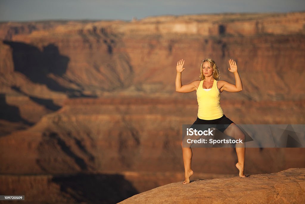 Yoga Vatayanasana cheval (Déesse) ou Utkata Konasana Pose à l'extérieur - Photo de 25-29 ans libre de droits