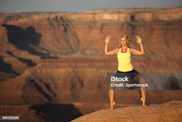 Photo libre de droit de Yoga Vatayanasana Cheval Ou Utkata Konasana Pose À Lextérieur banque d'images et plus d'images libres de droit de 25-29 ans