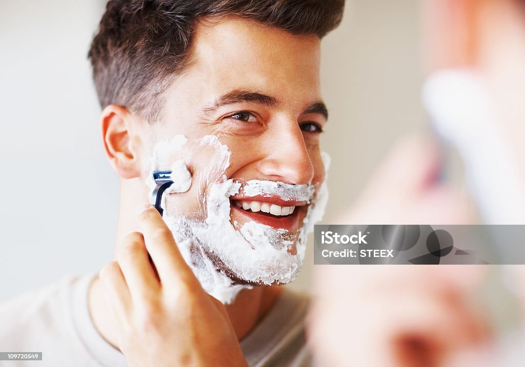 Szczęśliwa średnim wieku mężczyzna z Brzytwa do golenia - Zbiór zdjęć royalty-free (Golić)