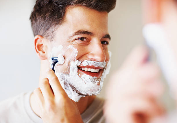 feliz homem de meia idade para barbear com lâmina de barbear - shaving men shaving cream mirror imagens e fotografias de stock