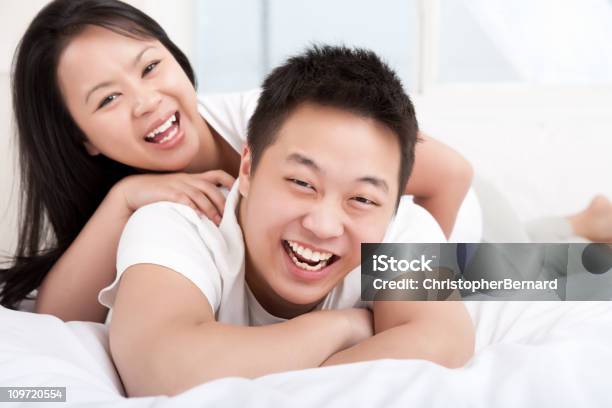 Junge Glücklich Porträt Asiatische Paar Schlafzimmer Stockfoto und mehr Bilder von 20-24 Jahre