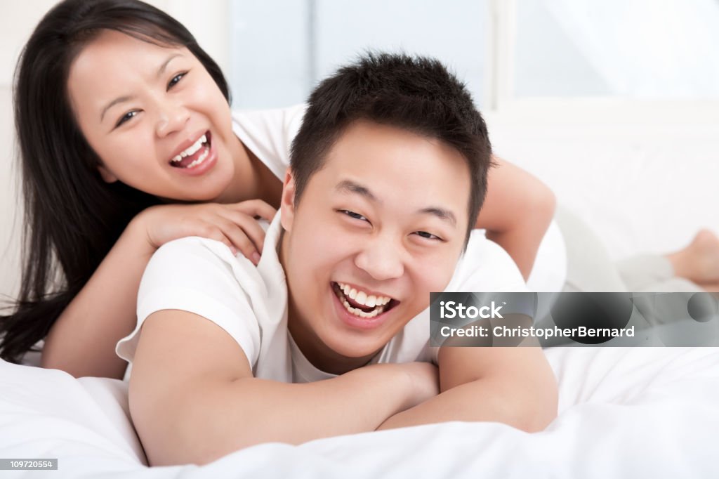 Jovem casal feliz asiática quarto Retrato - Foto de stock de 20-24 Anos royalty-free