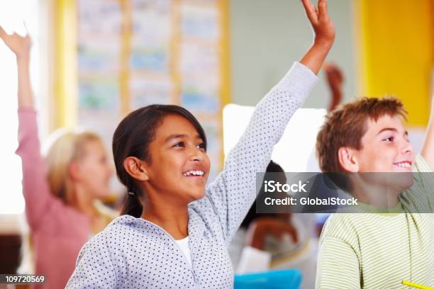 Alunos Da Escola Levantar As Mãos - Fotografias de stock e mais imagens de 8-9 Anos - 8-9 Anos, Alegria, Aluno da Escola Primária