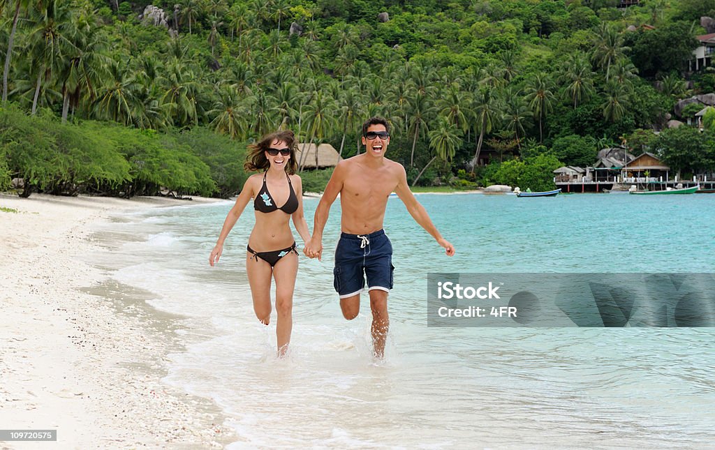 Couple running down a Paradise Бальзам Bree пляж (XXXL - Стоковые фото 20-24 года роялти-фри