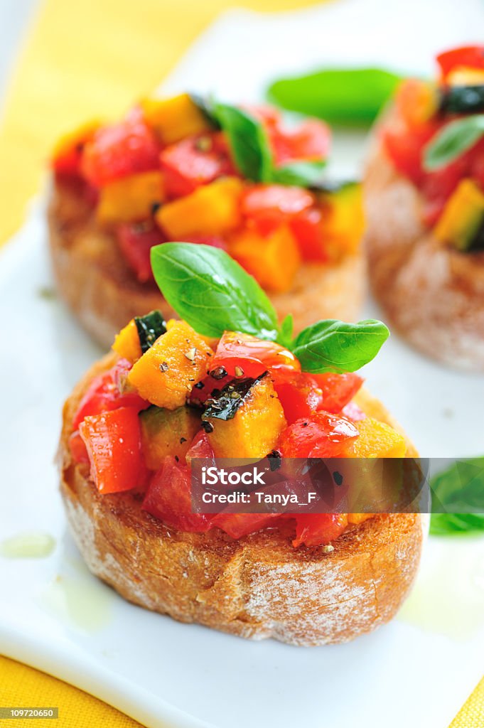 Tomates frescos e Bruschetta de abóbora assada - Foto de stock de Alimentação Saudável royalty-free