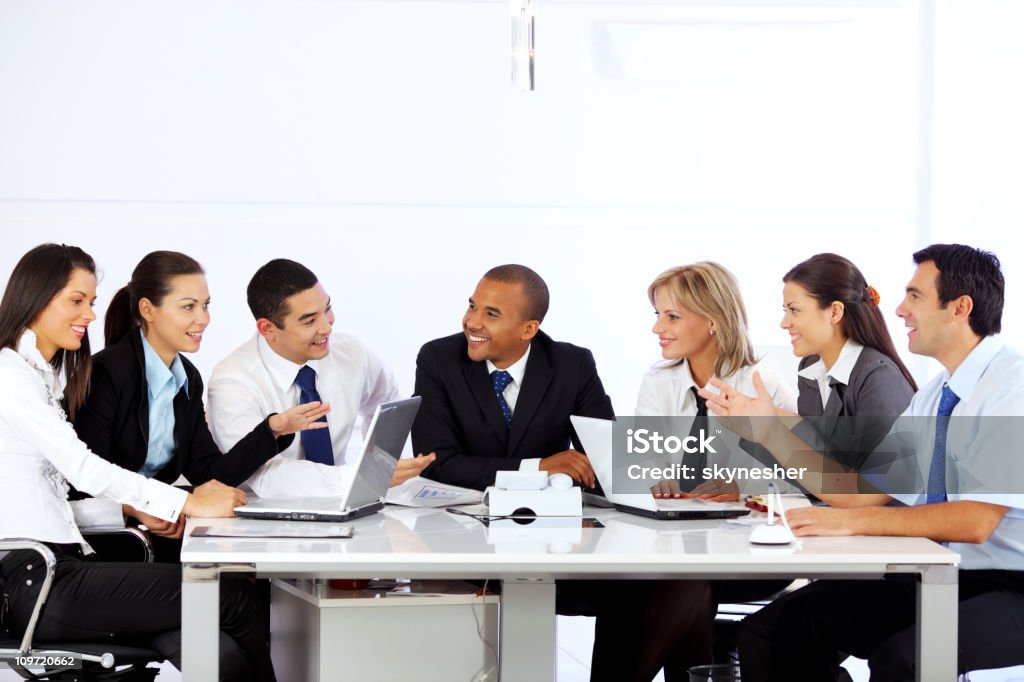 Grupo de muitos empresários sentado no escritório. - Royalty-free Adulto Foto de stock