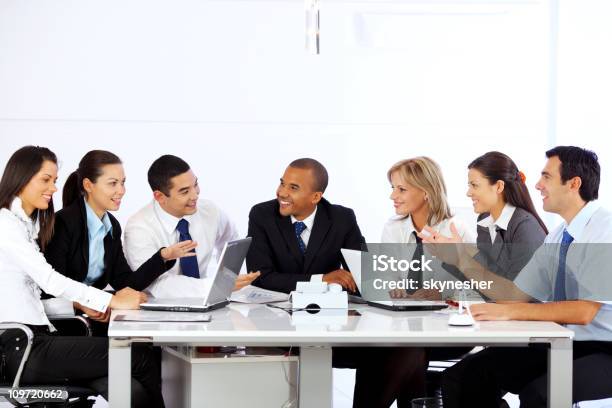 Grupo De Muitos Empresários Sentado No Escritório - Fotografias de stock e mais imagens de Adulto - Adulto, Branco, Colega de trabalho