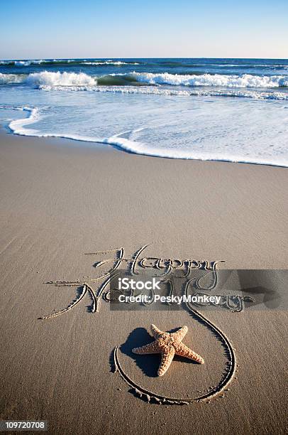 Mensagem De Feliz Ano Novo Suave Praia De Areia Estreladomar - Fotografias de stock e mais imagens de Praia